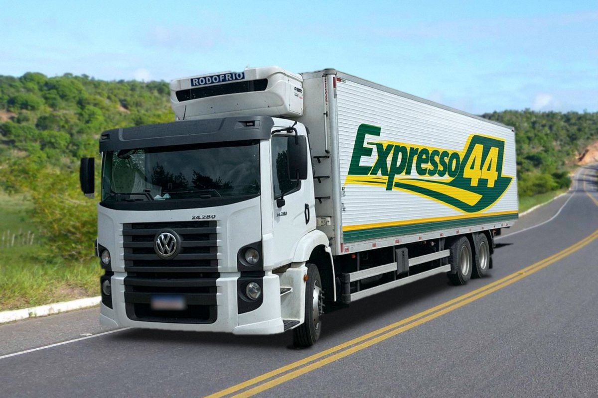 Caminhão baú frigorífico da Expresso 44, branco com a marca verde e amarela na lateral
